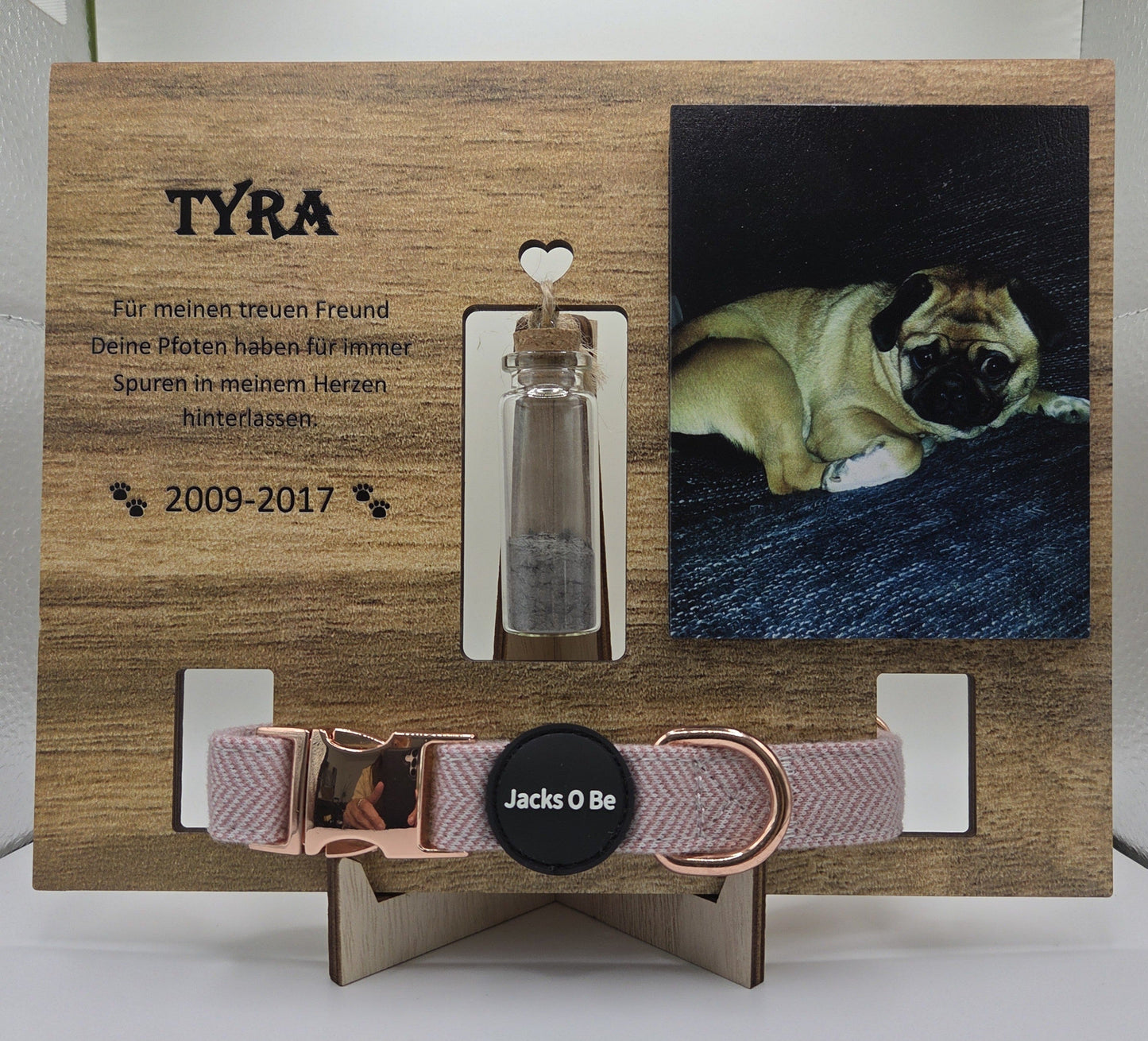 Personalisierte Holztafel zur Erinnerung an einen Hund mit Aschefläschchen und Gravur