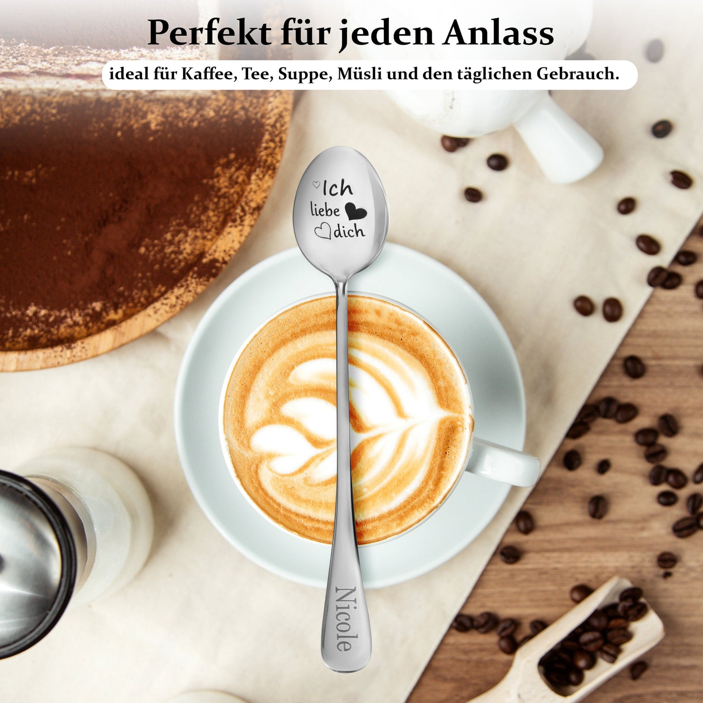 Paar genießt Kaffee mit gravierten Löffeln – romantische Stimmung