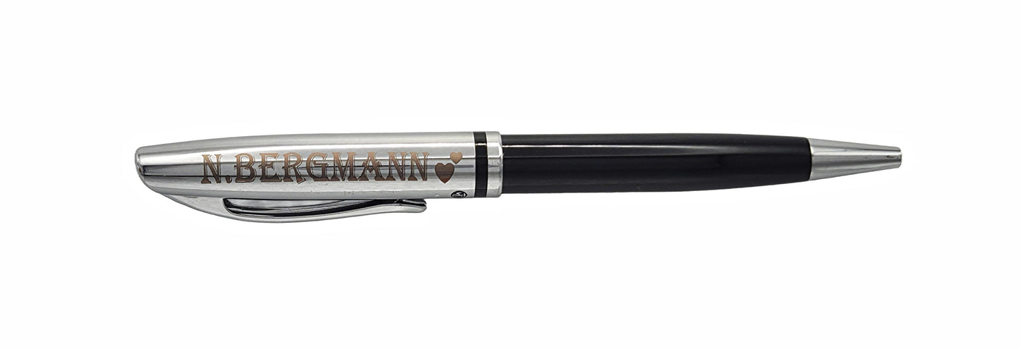 Technische Grafik des Pelikan Kugelschreibers – 13,5 cm lang, 1,3 cm Durchmesser, Tintenfarbe Schwarz